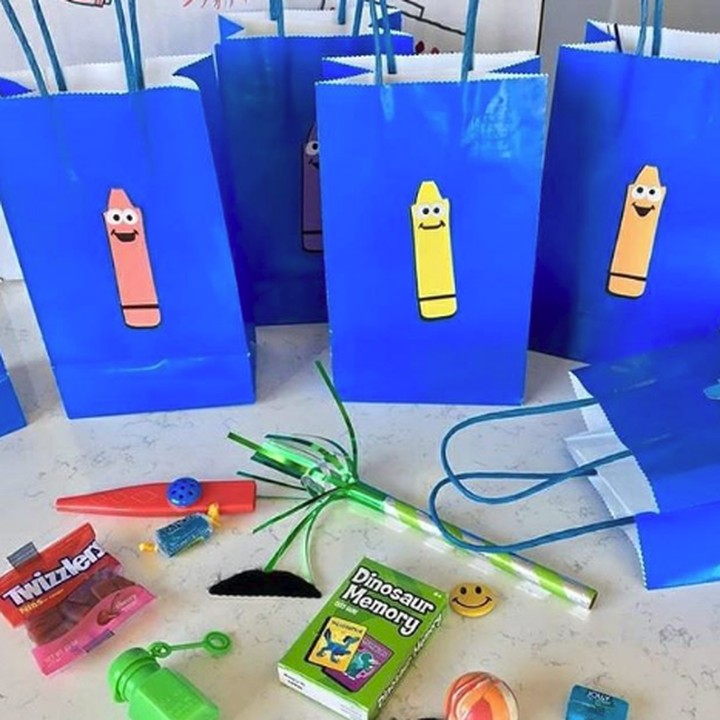 <p>Wadah bingkisan ulang tahun anak polos? Lukis aja, Bun! He-he-he. (Foto: Instagram @box_of_balloons)</p>