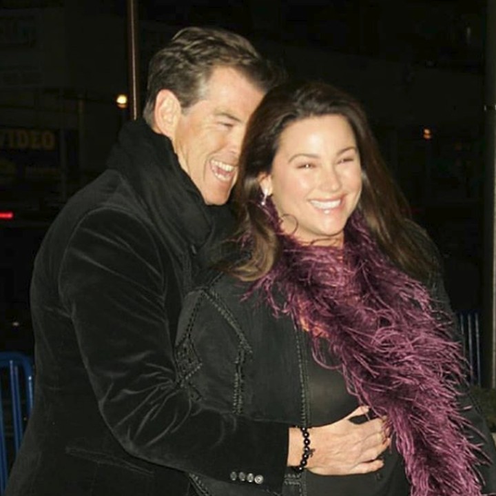 <p>Pierce Brosnan nggak malu-malu lho menunjukkan rasa sayangnya pada sang istri di depan publik. (Foto: Instagram @keelyshayebrosnan)</p>