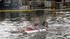 FOTO: Hujan Tropis dan Banjir Landa Manila