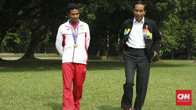 FOTO: Jokowi Berbincang Santai dengan Lalu Muhammad Zohri