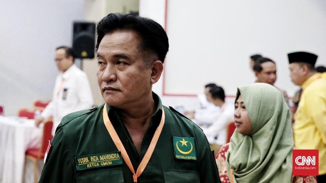 Yusril menuding sandiwara oleh FPI dan PKS mencampakkan bendera PBB sebagai pengalihan isu dari keraguan Rizieq Shihab terhadap keislaman Prabowo.