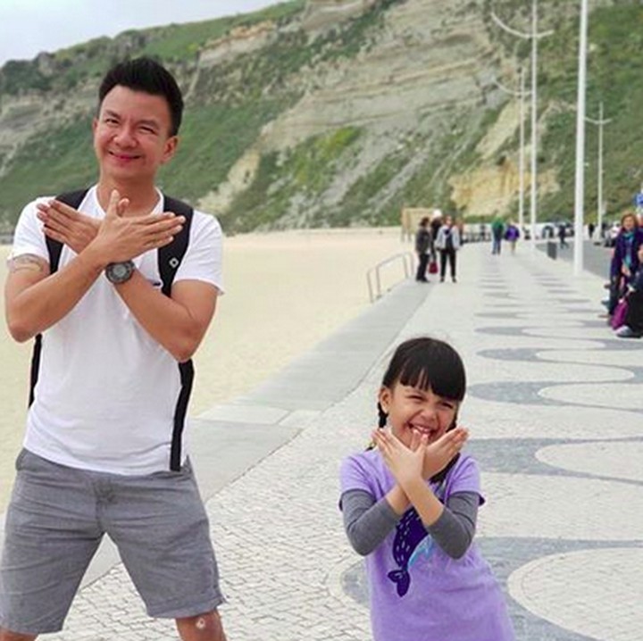 <p>Tuh lihat, posenya Shakira dan Ayah Jerry sama lho. (Foto: Instagram/ @denadaindonesia)  </p>