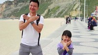 <p>Tuh lihat, posenya Shakira dan Ayah Jerry sama lho. (Foto: Instagram/ @denadaindonesia)  </p>