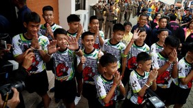 Tampil Perdana Sejak Bebas dari Gua, Remaja Thailand Ceria