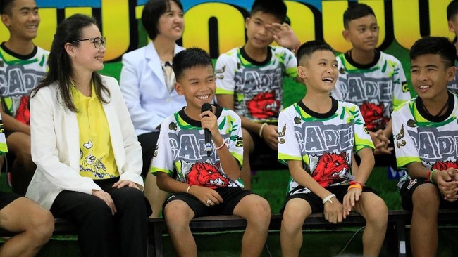 Sebanyak 12 anak remaja dan pelatih sepak bola yang diselamatkan dari gua terbanjiri di Thailand mengenang saat-saat mereka menjalani masa-masa sulit tersebut.