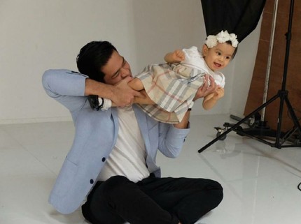Aksi Seru si Ayah Kocak Surya 'Insomnia' dengan si Kecil