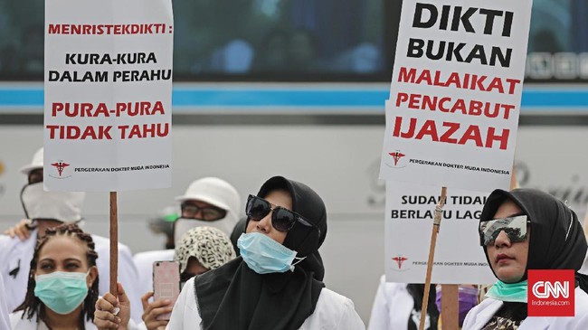 Pergerakan Dokter Muda Indonesia (PDMI) meminta Joko Widodo mencabut mencabut Peraturan Menristekdikti Nomor 11 Tahun 2016 terkait penerbitan ijazah.
