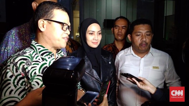 KPK menduga model Fenny Steffy Burase mengetahui aliran dana dalam kasus suap Dana Otonomi Khusus Aceh (DOKA) dengan tersnagka Gubernur NAD Irwandi Yusuf.