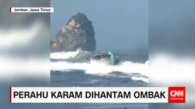 Perahu Karam Akibat Diterjang Ombak di Jember
