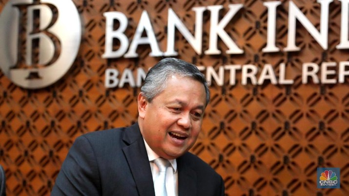 Gubernur BI Perry Warjiyo saat memberikan pemaparan di konferensi pers di Gedung BI, Jakarta, Kamis (19/7).Rapat Gubernur (RDG) Bank Indonesia pada 18-19 Juli 2018 memutuskan untuk mempertahankan BI 7-day Reserve Reporter Rate tetap sebesar 5,25%, suku bunga Deposit Facility tetap sebesar 4,50% dan suku bunga Lending Facility tetap sebesar 6,00%. Keputusan tersebut konsisten dengan upaya Bank Indonesia mempertahankan daya tarik pasar keuangan domestik ditengah ketidakpastian pasar keuangan global yang masih tinggi sehingga dapat menjaga stabilitas, khususnya stabilitas nilai tukar rupiah. Pelonggaran kebijakan makroprudensial oleh Bank Indonesia diyakini dapat meningkatkan fleksibilitas manajemen likuiditas dan intermediasi perbankan bagi pertumbuhan ekonomi. Ketidakpastian pasar keuangan global yang masih tinggi, di tengah dinamika pertumbuhan ekonomi dunia yang tidak merata. Ekonomi AS diprakirakan tumbuh tinggi dengan inflasi yang semakin meningkat, sementara pertumbuhan ekonomi Eropa terindikasi tidak sekuat prakiraan sebelumnya dan pertumbuhan ekonomi Tiongkok juga belum meningkat. (Gubernur BI Perry Warjiyo saat memberikan pemaparan di konferensi pers di Gedung BI, Jakarta, Kamis (19/7).Rapat Gubernur (RDG) Bank Indonesia pada 18-19 Juli 2018 memutuskan untuk mempertahankan BI 7-day Reserve Reporter Rate tetap sebesar 5,25%, suku bunga Deposit Facility tetap sebesar 4,50% dan suku bunga Lending Facility tetap sebesar 6,00%. Keputusan tersebut konsisten dengan upaya Bank Indonesia mempertahankan daya tarik pasar keuangan domestik ditengah ketidakpastian pasar keuangan global yang masih tinggi sehingga dapat menjaga stabilitas, khususnya stabilitas nilai tukar rupiah. Pelonggaran kebijakan makroprudensial oleh Bank Indonesia diyakini dapat meningkatkan fleksibilitas manajemen likuiditas dan intermediasi perbankan bagi pertumbuhan ekonomi. Ketidakpastian pasar keuangan global yang masih tinggi, di tengah dinamika pertumbuhan ekonomi dunia yang tidak merata. Ekonomi AS diprakirakan tumbuh tinggi dengan inflasi yang semakin meningkat, sementara pertumbuhan ekonomi Eropa terindikasi tidak sekuat prakiraan sebelumnya dan pertumbuhan ekonomi Tiongkok juga belum meningkat.)