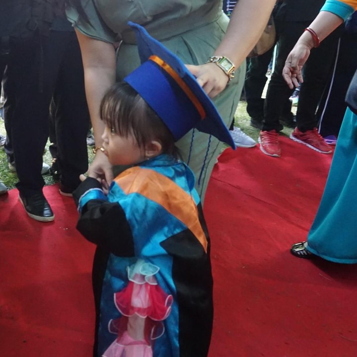 <p>Meski mungkin belum terlalu paham, tapi anak-anak begitu semangat menanti namanya dipanggil di depan Menkes Nila. Padahal cuaca saat itu sangat panas, Bun.</p>