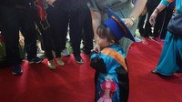 <p>Meski mungkin belum terlalu paham, tapi anak-anak begitu semangat menanti namanya dipanggil di depan Menkes Nila. Padahal cuaca saat itu sangat panas, Bun.</p>