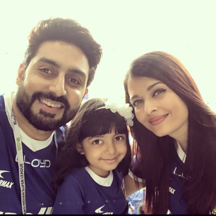 <p>Ayahnya tampan, bundanya cantik, putrinya manis. Klop banget deh, he-he-he. (Foto: Instagram @aishwaryaraibachchan_arb)</p>