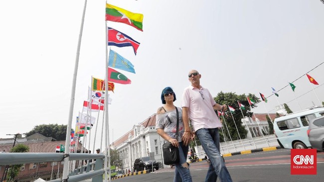 Gubernur DKI Anies Baswedan meminta pengelola gedung di Jl Sudirman-Thamrin, Jakarta, untuk menyemarakkan Asian Games 2018 seperti warga pemasang tiang bambu.