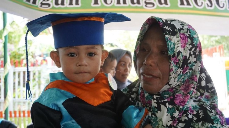Diwisuda setelah menyelesaikan kuliah itu biasa ya, Bun. Tapi saat yang diwisuda anak-anak di bawah dua tahun, hmm keren tuh.