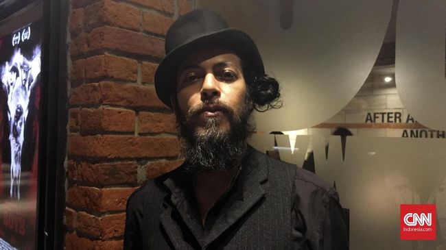 Alex Abbad mengaku untuk memerankan perannya di 'Buffalo Boys', ia harus 'menderita' terkena lemparan botol.