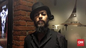 Demi 'Buffalo Boys', Alex Abbad 'Ikhlas' Kena Lempar Botol