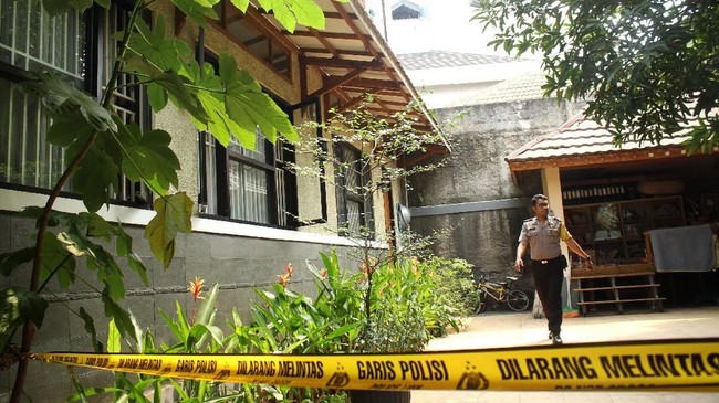 Polisi mengatakan sudah memeriksa saksi yaitu sekuriti dan tetangga saat kejadian teror bom molotov di rumah politikus PKS Mardani Ali Sera.