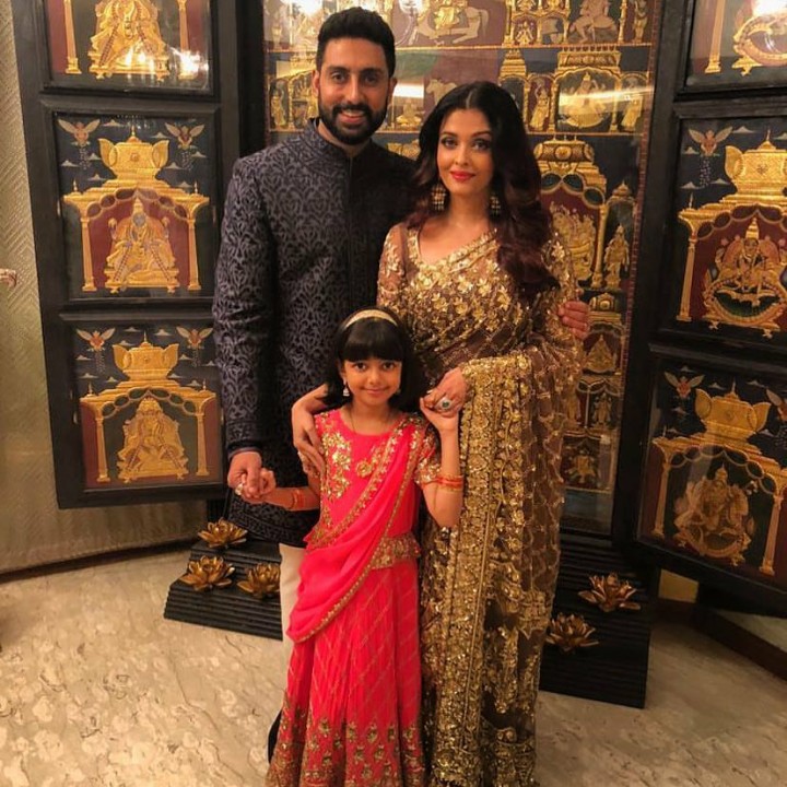 <p>Manisnya Aaradhya saat menghadiri acara formal bersama ayah dan bundanya. (Foto: Instagram @aishwaryaraibachchan_arb)</p>