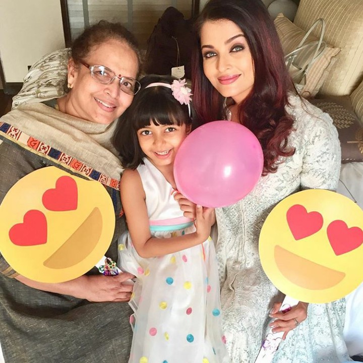 <p>Bersama dengan sang nenek. Manis banget ya Aaradhya. (Foto: Instagram @aishwaryaraibachchan_arb)  </p>
