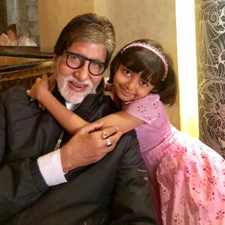 <p>Aaradhya bersama sang kakek, Amitabh Bachchan yang juga seorang aktor Bollywood. Mirip nggak, Bun? (Foto: Instagram @aishwaryaraibachchan_arb)  </p>