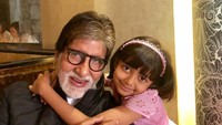 <p>Aaradhya bersama sang kakek, Amitabh Bachchan yang juga seorang aktor Bollywood. Mirip nggak, Bun? (Foto: Instagram @aishwaryaraibachchan_arb)  </p>
