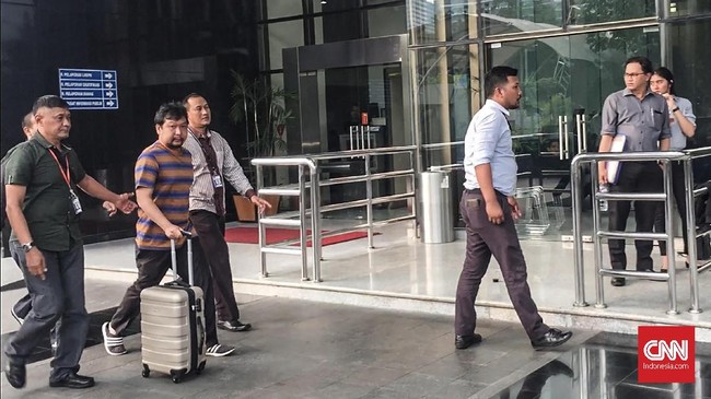 Pengusaha Efendy Sahputra alias Asiong menitikan air mata saat membacakan pledoi dan berharap hakim mengabulkan permohonannya menjadi justice collaborator.