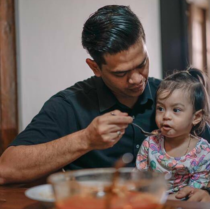 Di depan layar Surya bisa aja jadi sosok humoris. Tapi ketika bareng si kecil Surya bisa jadi ayah yang perhatian banget pada si kecil. (Foto: Instagram/suryainsomnia)