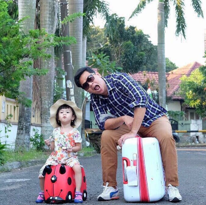 Penyiar yang terkenal karena kekocakannya ini sudah punya dua anak, Bun. (Foto: Instagram/suryainsomnia)