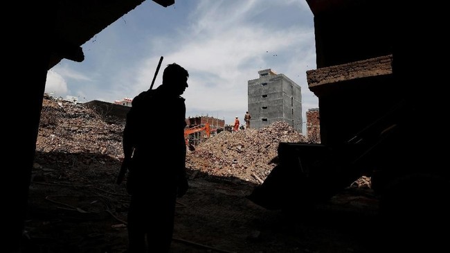 Bangunan di sebuah resor di Kamboja runtuh dan mengakibatkan 17 orang meninggal dunia. Properti milik China tersebut runtuh dalam masa konstruksi.