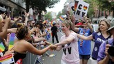 FOTO: Dari 'Sex and the City' Berambisi Jadi Cagub New York Cynthia Nixon dikenal sebagai bintang 'Sex and the City.' Belakangan, ia juga jadi sorotan sebagai Cagub New York, meski akhirnya gagal diusung Partai Demokrat.