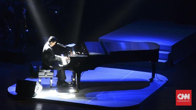 Candra Darusman seperti melempar pengunjung ke mesin waktu lewat lagu-lagu hit 80-an dalam konsernya, 'The Piano Man' di TIM, Jakarta, Rabu (18/7).