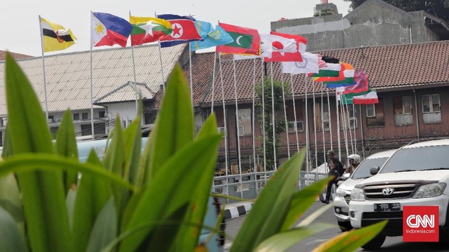 Wagub DKI Sandiaga Uno mengundang Thamran, warga Penjaringan, Jakarta Utara yang berinisiatif memasang bendera peserta Asian Games 2018 dengan tiang bambu.