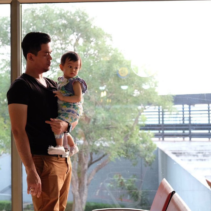 Ayah dan anak ini lagi asyik lihat apa ya? (Foto: Instagram/suryainsomnia)