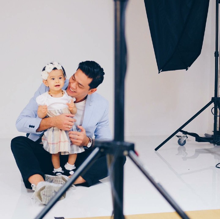 Kompak selalu ya Surya dan si kecil. (Foto: Instagram/suryainsomnia)