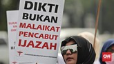 Para pedemo menyatakan ijazah dan sertifikat profesi beda. Mereka menegaskan setelah yudisium seharusnya mendapatkan ijazah. Mereka pun sudah koas dan tinggal menunggu uji kompetensi. (CNN Indonesia/Andry Novelino)