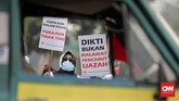 Para dokter muda itu berdemo untuk meminta presiden menyelesaikan polemik ijazah mereka yang ditahan pihak kampus. (CNN Indonesia/Andry Novelino)