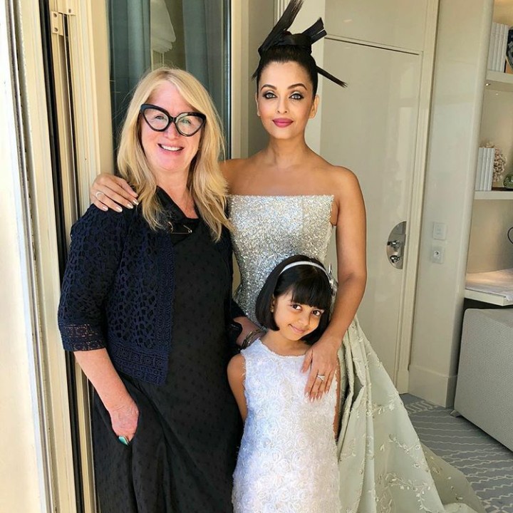 <p>Aishwarya Rai juga selalu memperkenalkan putrinya kepada orang-orang yang bekerja dengannya seperti desainer, fotografer sampai aktris. (Foto: Instagram @aishwaryaraibachchan_arb)  </p>