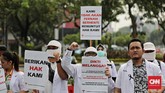 Para pedemo menyatakan Ijazah dokter mereka sampai dengan saat ini masih ditahan dengan alasan terkait UU Pendidikan Kedokteran perihal uji kompetensi dan sertifikat kompentensi dokter.(CNN Indonesia/Andry Novelino)