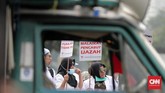 Mereka menuntut ijazah karena keputusan MK sudah menjelaskan uji kompetensi kedokteran diselenggarakan organisasi profesi bukan Kemenristekdikti. (CNN Indonesia/Andry Novelino)