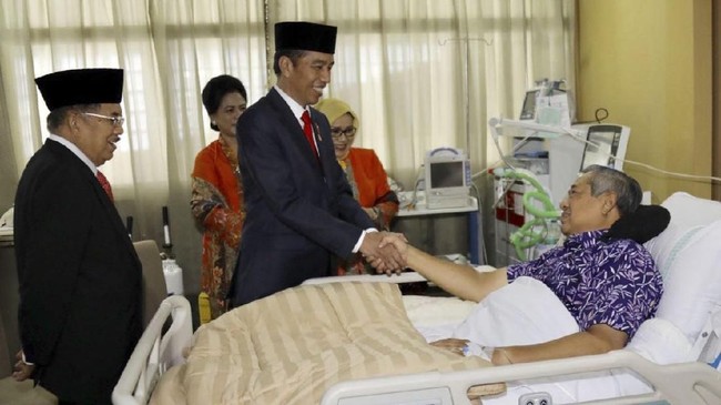 Jokowi didampingi Iriana Jokowi dan JK serta Mufidah Kalla datang ke RSPAD menjenguk SBY yang sedang terbaring sakit dan dirawat hingga hari ini.