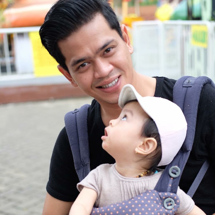 Ketika si kecil bingung lihat ayahnya sendiri. Hi-hi gemas banget sih, Nak. (Foto: Instagram/suryainsomnia)