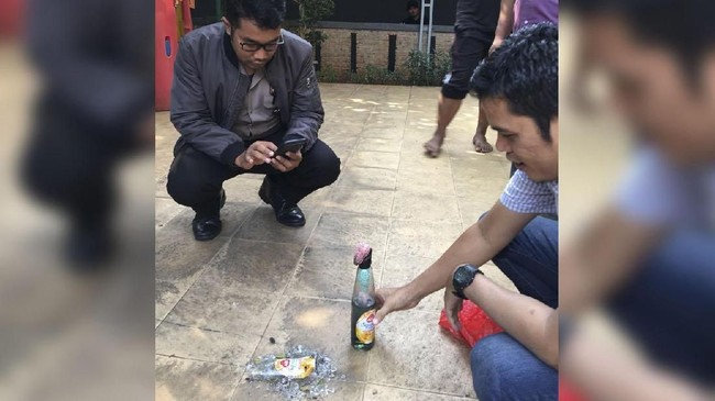 Rumah inisiator 2019 Ganti Presiden Mardani Ali Sera diteror bom molotov, Kamis (19/7), setelah Solat Subuh.