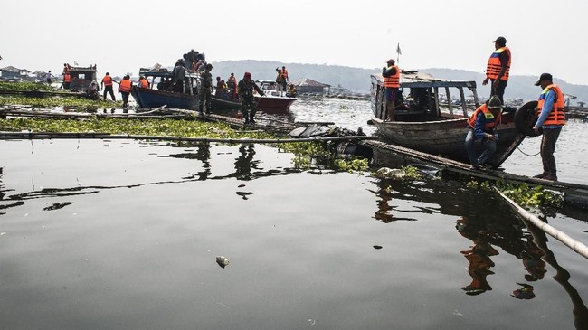 Total korban tewas dalam insiden perahu terbalik di Waduk Cirata menjadi lima orang, Jumat (1/1).