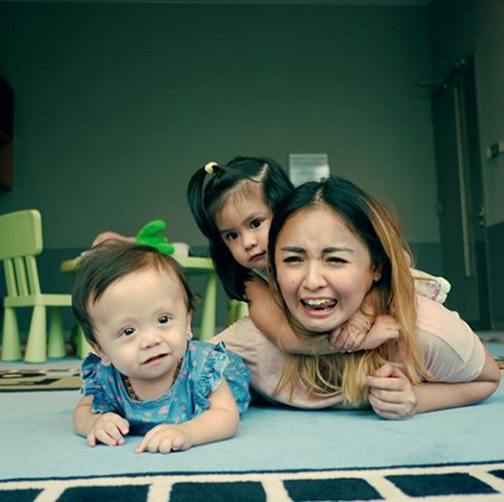 <p>"Let's not focus on the hardship, but count our blessings," ucap Joanna yang turut membuat Zio merasakan aura positif serta semangat menjalani pengobatan dan terapinya. (Foto: Instagram @joannaalexandra)</p>
