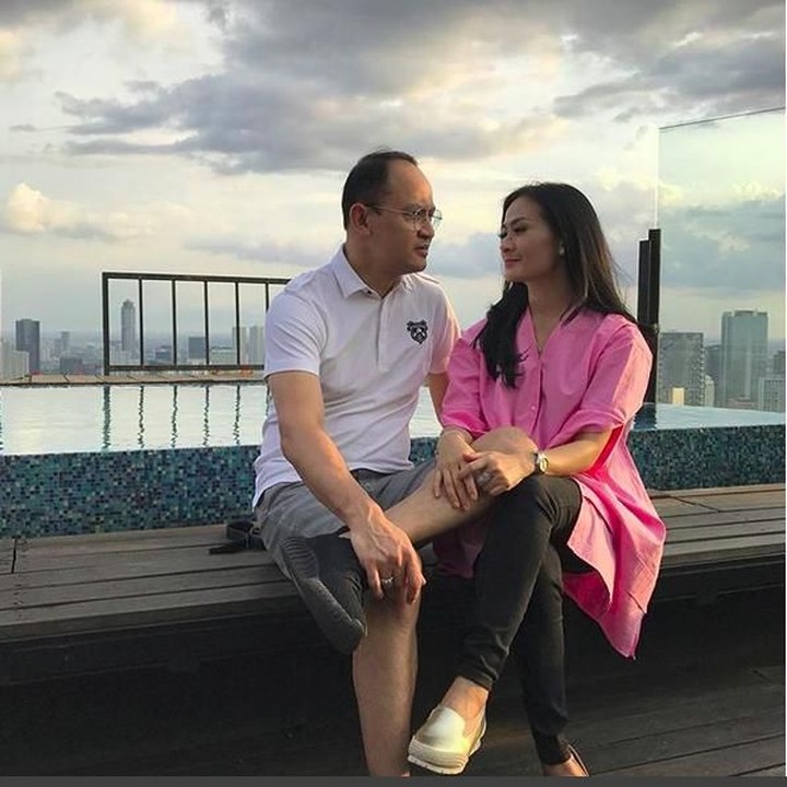 <p>Keduanya saling pandang-pandangan di salah satu rooftop SKYE Bar terkenal di Jakarta. (Foto: Instagram @Isdadahlia)</p>