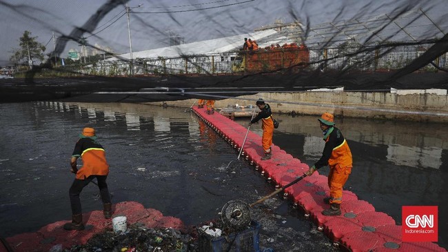 FOTO: Pemasangan Waring di Kali Item