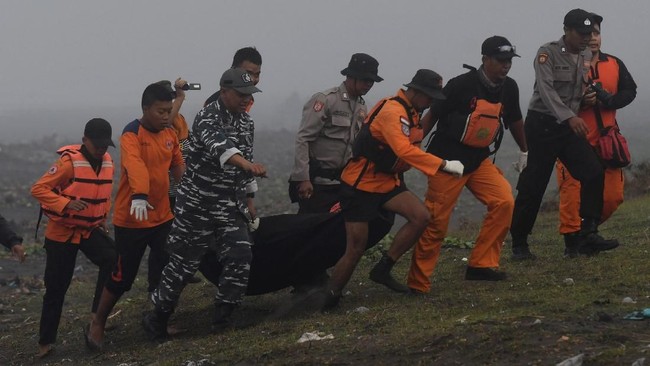 FOTO: Evakuasi Korban Kapal Tenggelam di Jember
