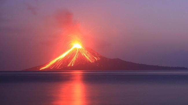 Zona steril dari puncak Gunung Anak Krakatau diperluas menjadi 2 kilometer meletus 137 kali dengan mengeluarkan lava pijar dan material letusan dari dalam perut