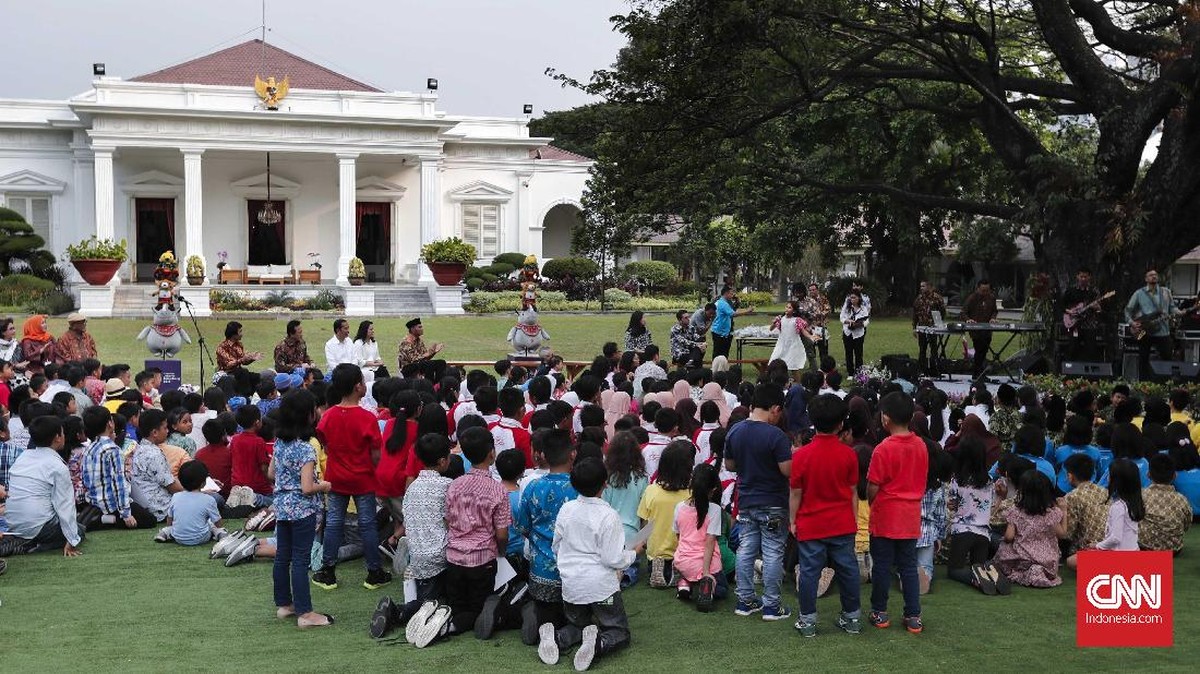 FOTO: Jokowi Bersenandung Lagu Anak di Istana